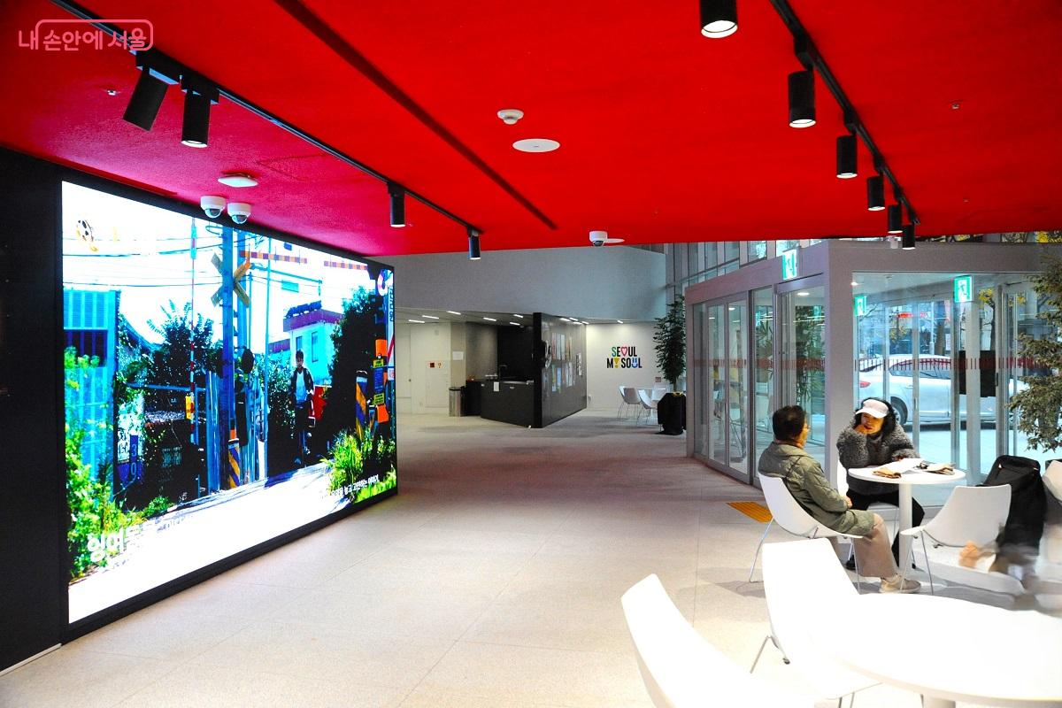 서울영화센터 1층 로비 ⓒ조수봉