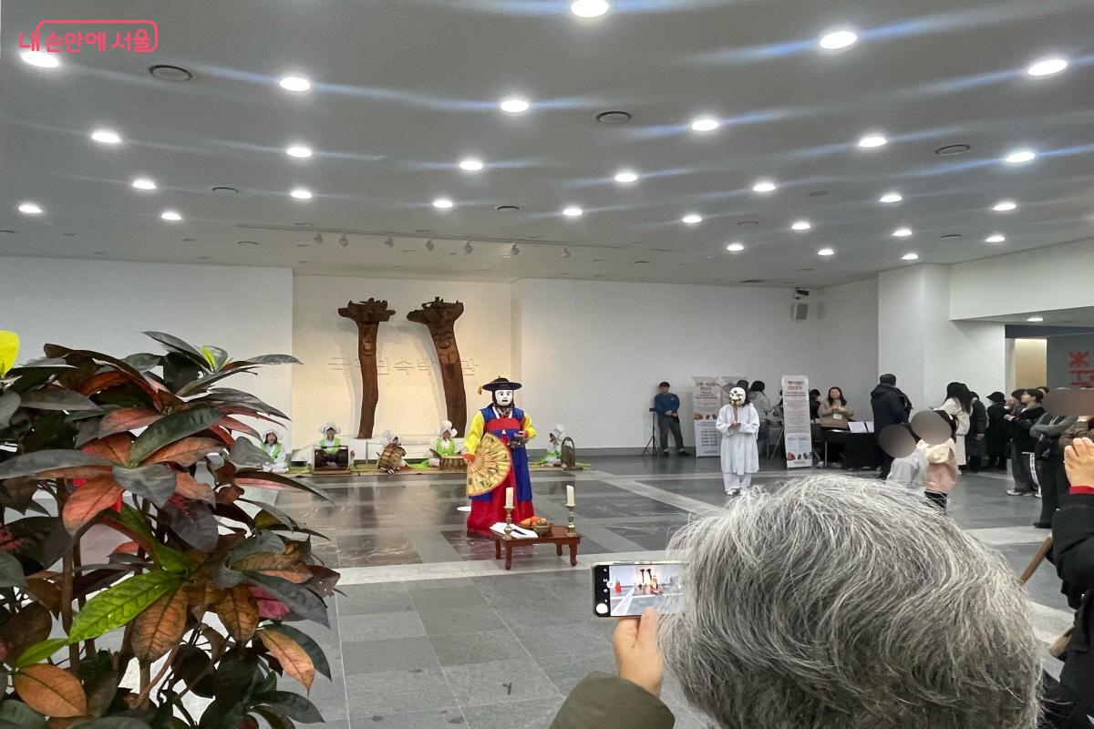 은율탈춤을 지켜보며 사진 촬영하는 관람객 &copy;이정민