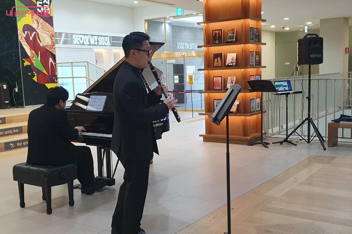 슈라이너의 <임머 클라이너> 연주에는 클라리넷 분해 퍼포먼스를 선보였다. ©엄윤주