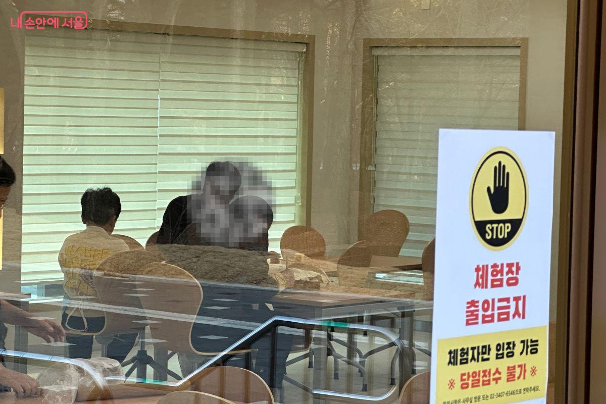 체험장에서 시민들이 옹기를 빚고 있다. ©김재형