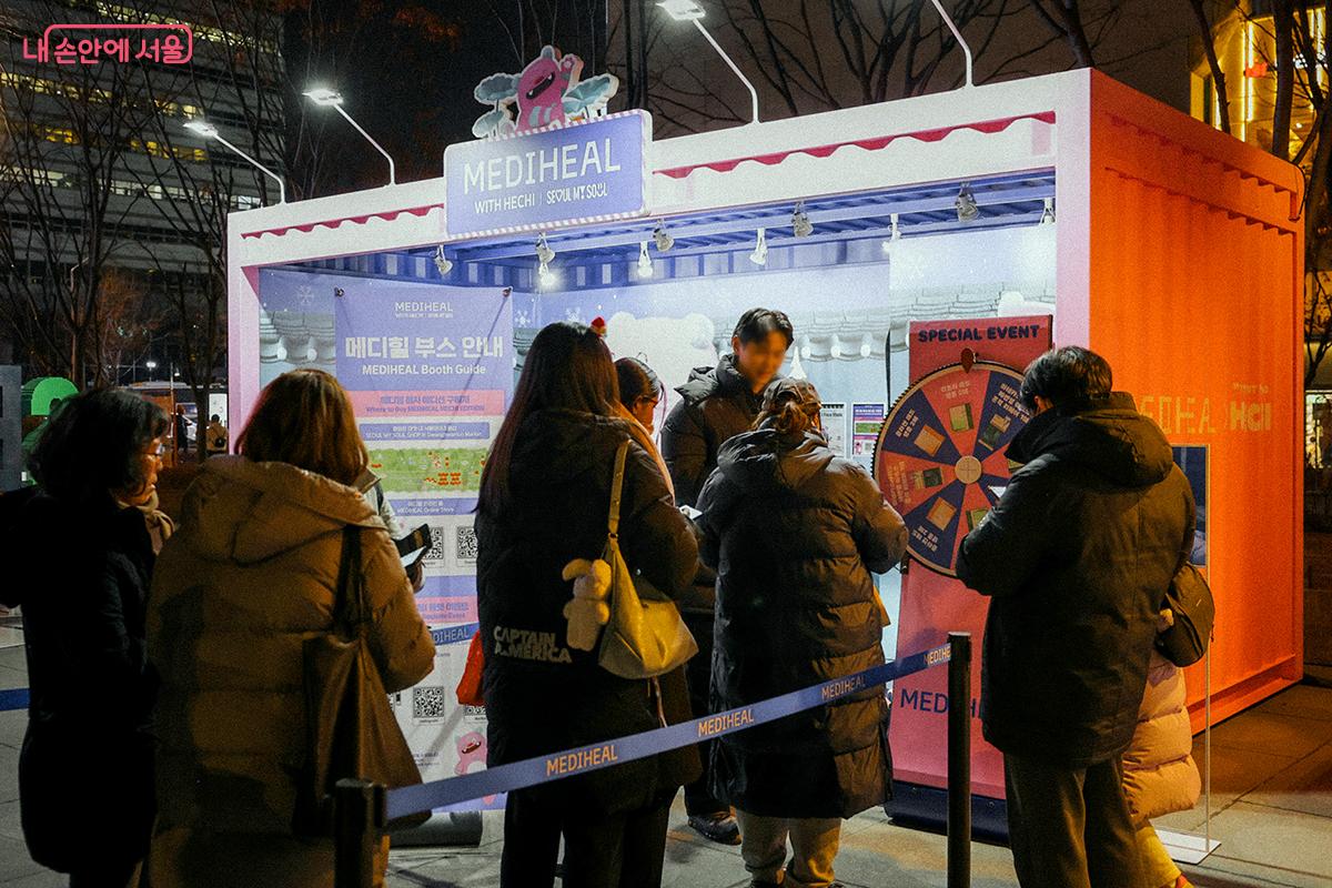 메디힐 해치 에디션(메디힐 대표 상품에 해치 캐릭터를 접목한 마스크팩)을 소개하는 &lsquo;메디힐 부스&rsquo; ⓒ김아름