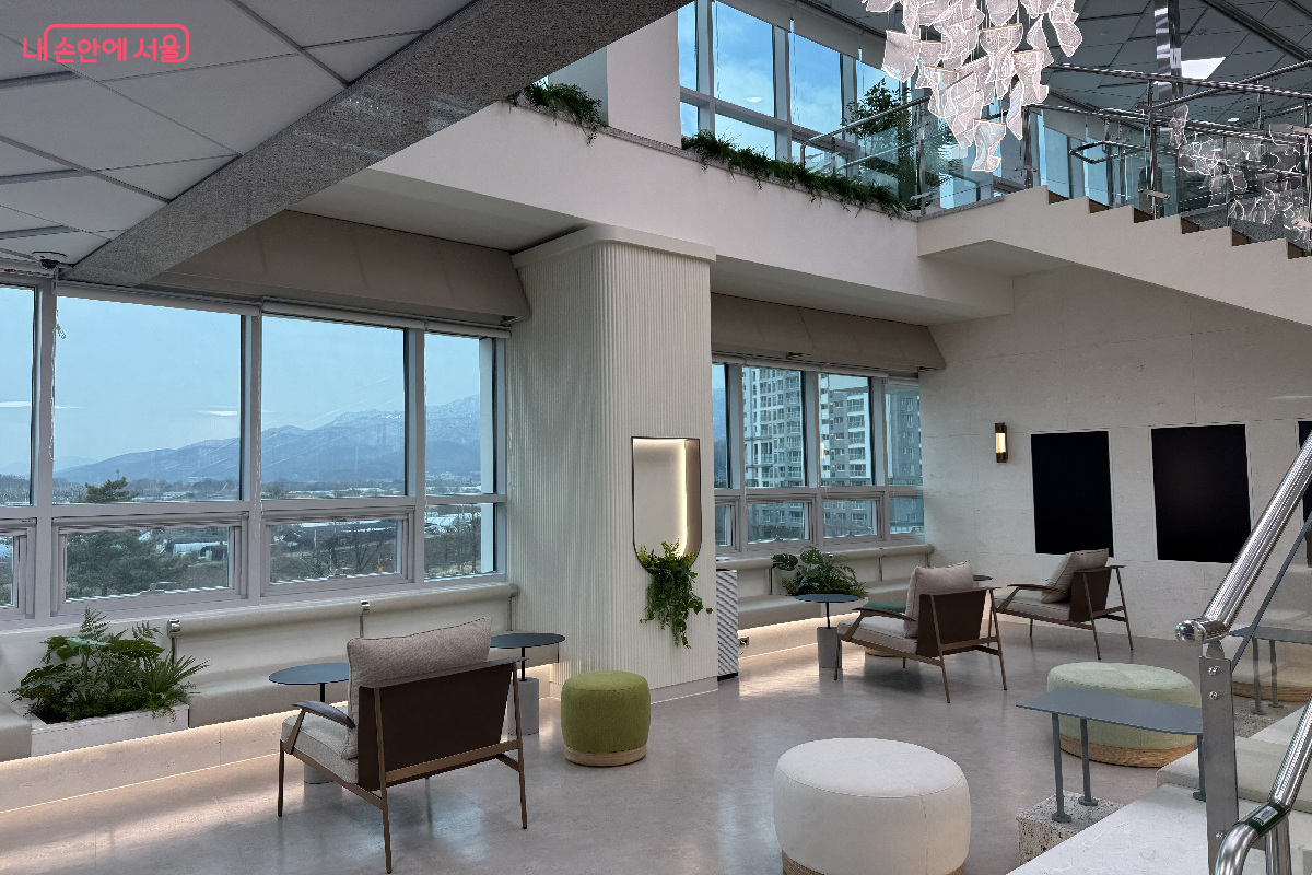 우면산의 사계절 풍경을 한눈에 담을 수 있는 독서 라운지 &copy;이하늘