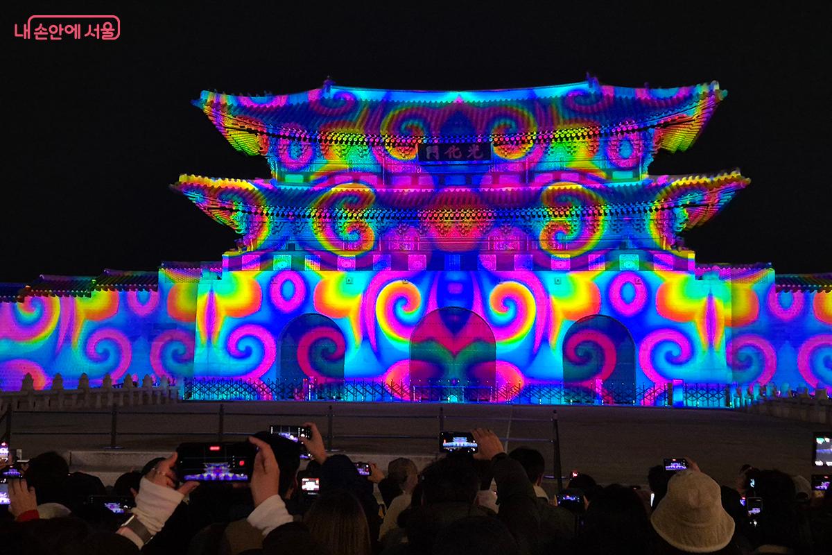 추수 (TZUSOO) 작가는 디지털 네이티브 세대의 감수성을 바탕으로 사이버 문화와 캐릭터적 미감을 결합한 새로운 시각 언어를 제시한다. &copy;이혜숙