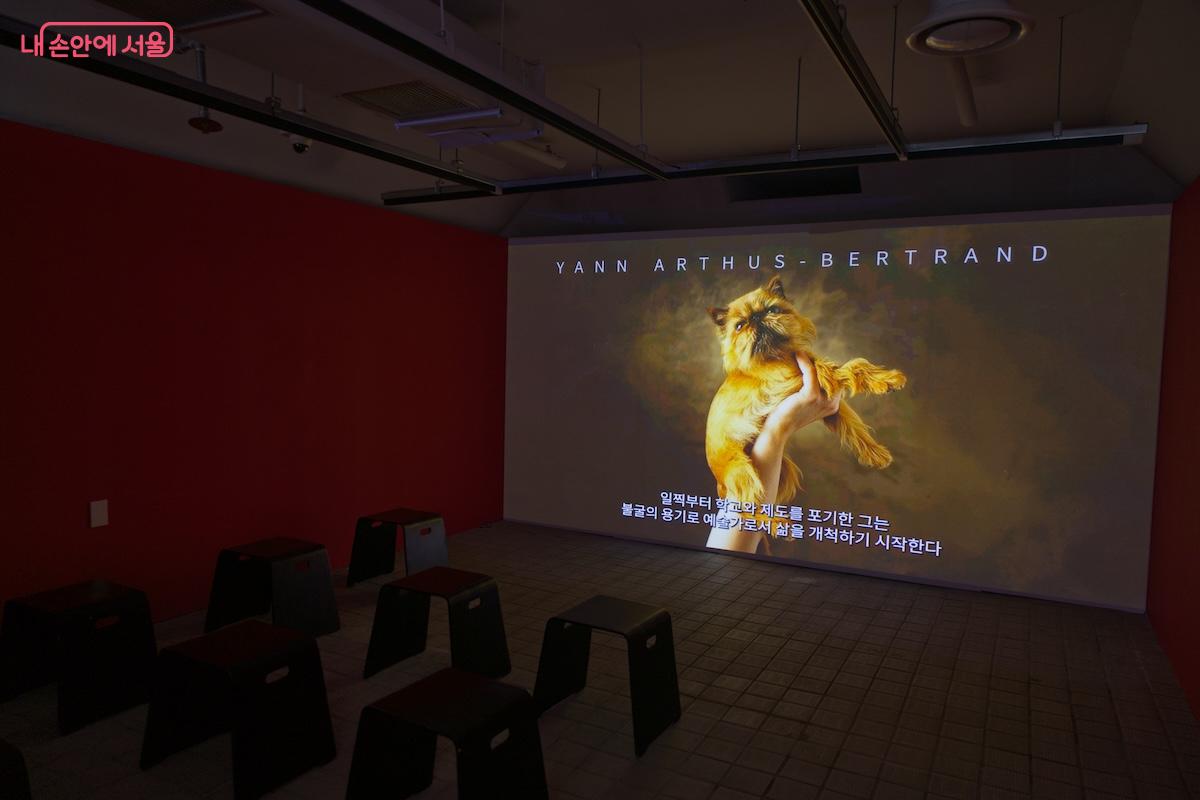 여의도 환승센터 아래쪽으로는 영상 전시도 진행되고 있다. ©임중빈