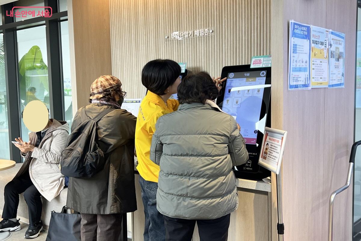 서울디지털동행플라자에선 기기 체험에 어려움이 있을 때마다 직원의 도움을 받을 수 있다. &copy;박지영 