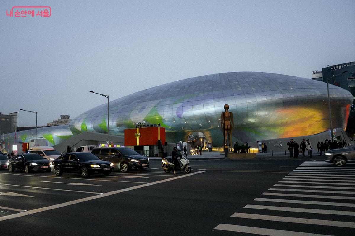 시시각각 변화하는 조명에 따라 보석처럼 빛나는 &lsquo;서울라이트 DDP 2025 겨울&rsquo; &copy;김아름