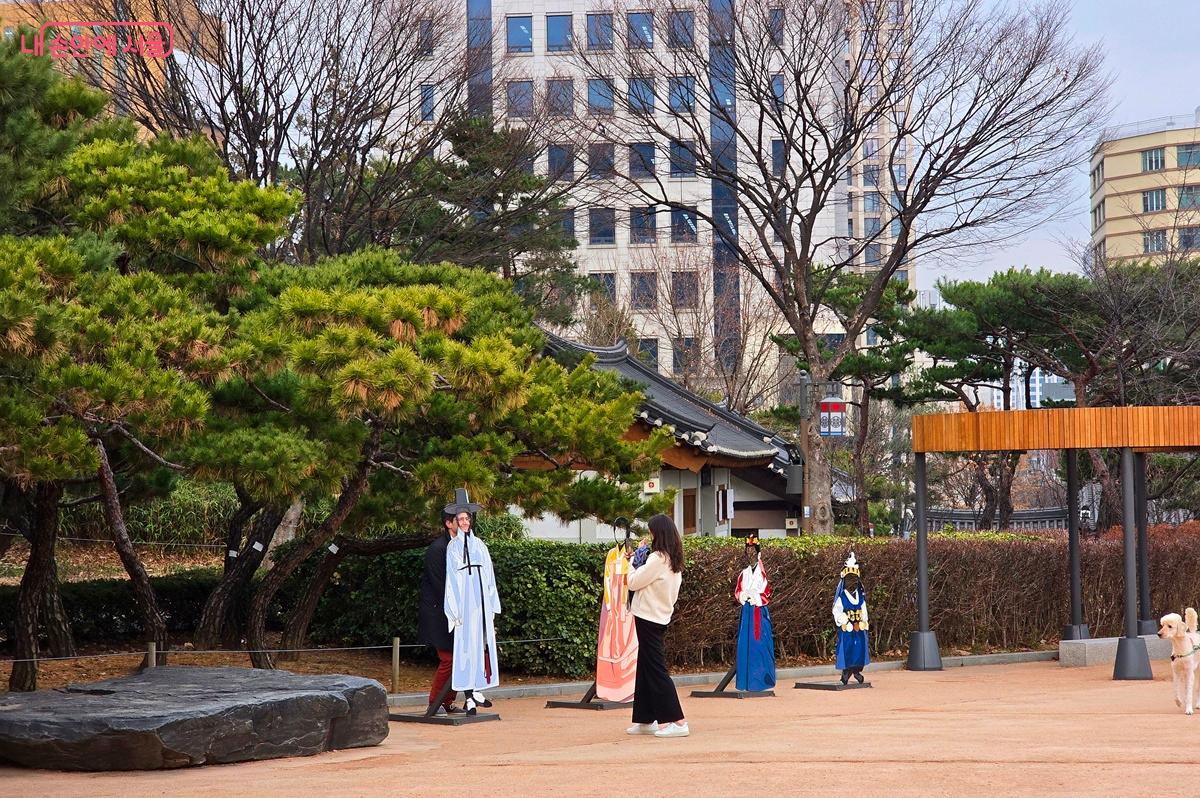 남산골한옥마을에서 사진 찍는 외국인들 ©조성희