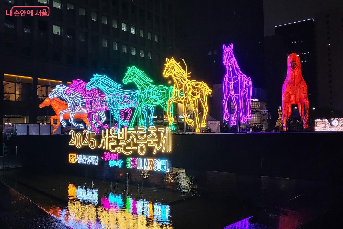 서울빛초롱축제의 시작을 알리는 작품 <팔마(Lucky Eight Horses)> &copy;권수진
