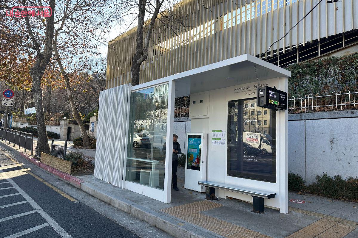 책을 형상화한 마을버스 정류장 ©김재형