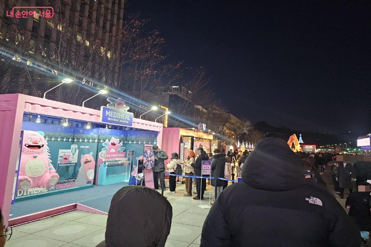 ‘메디해치’ 체험 부스에서 간단한 게임 참여 후 소정의 선물을 제공하고 있다. ©김도희