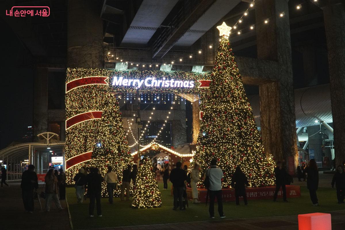 &lsquo;2025 로맨틱 한강 크리스마스 마켓&rsquo;이 뚝섬한강공원 자벌레와 청담대교 하부 일원에서 열린다. &copy;홍혜수   