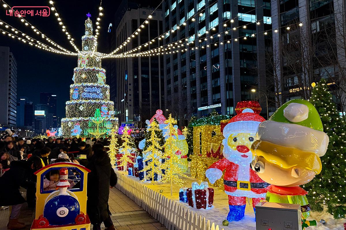 청계광장에 설치된 대형 트리 앞 미니 기차에 긴 줄이 이어졌다. &copy;김미정