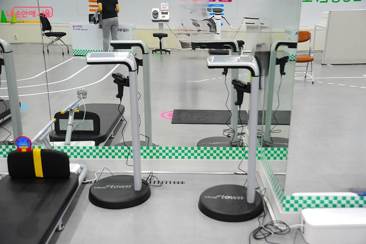 ‘체공시간 검사(성인)’와 ‘반응시간 검사(성인)’ 기구 ©조수봉