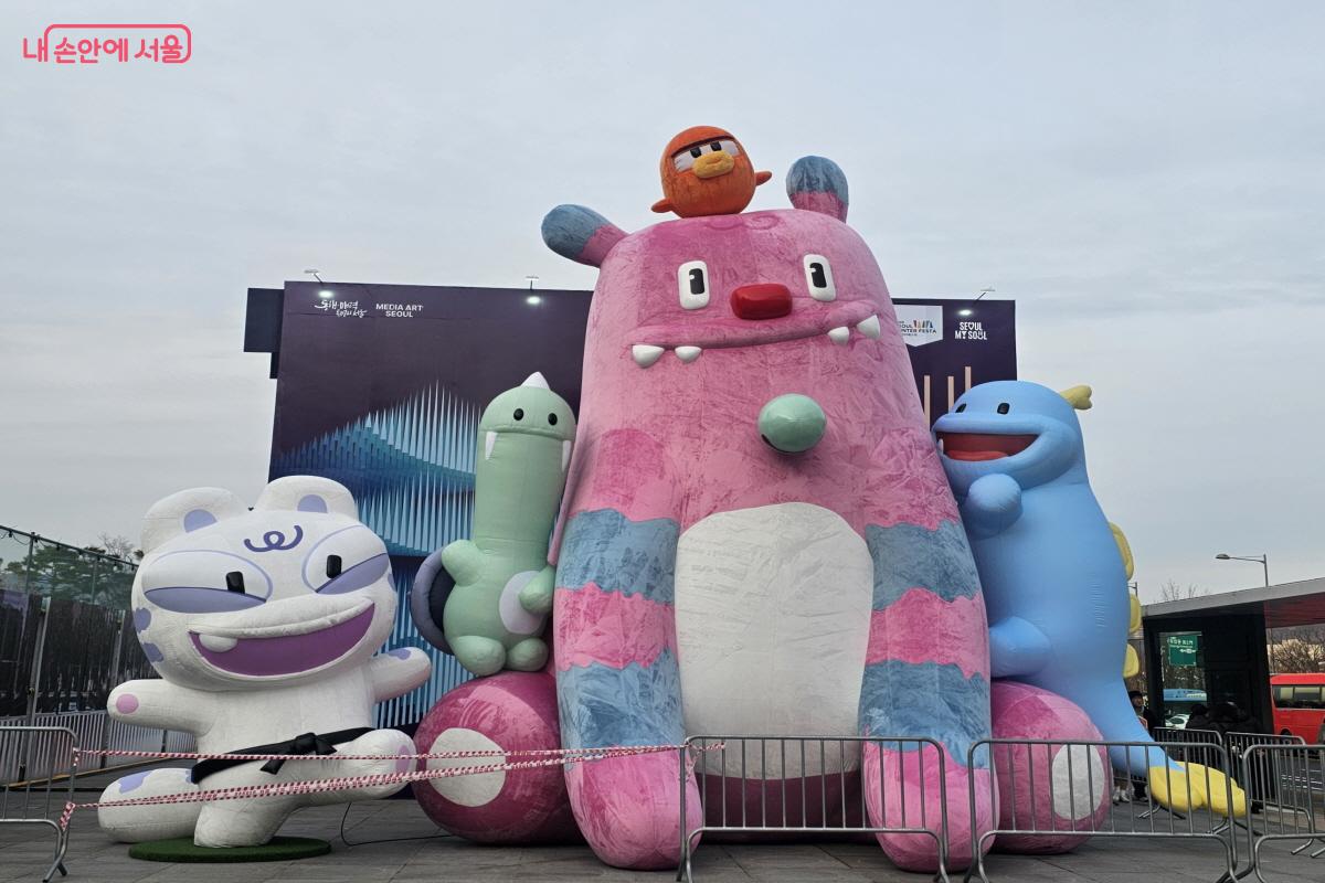 서울시 캐릭터인 해치와 소울프렌즈가 반겨주고 있다. &copy;염지연 