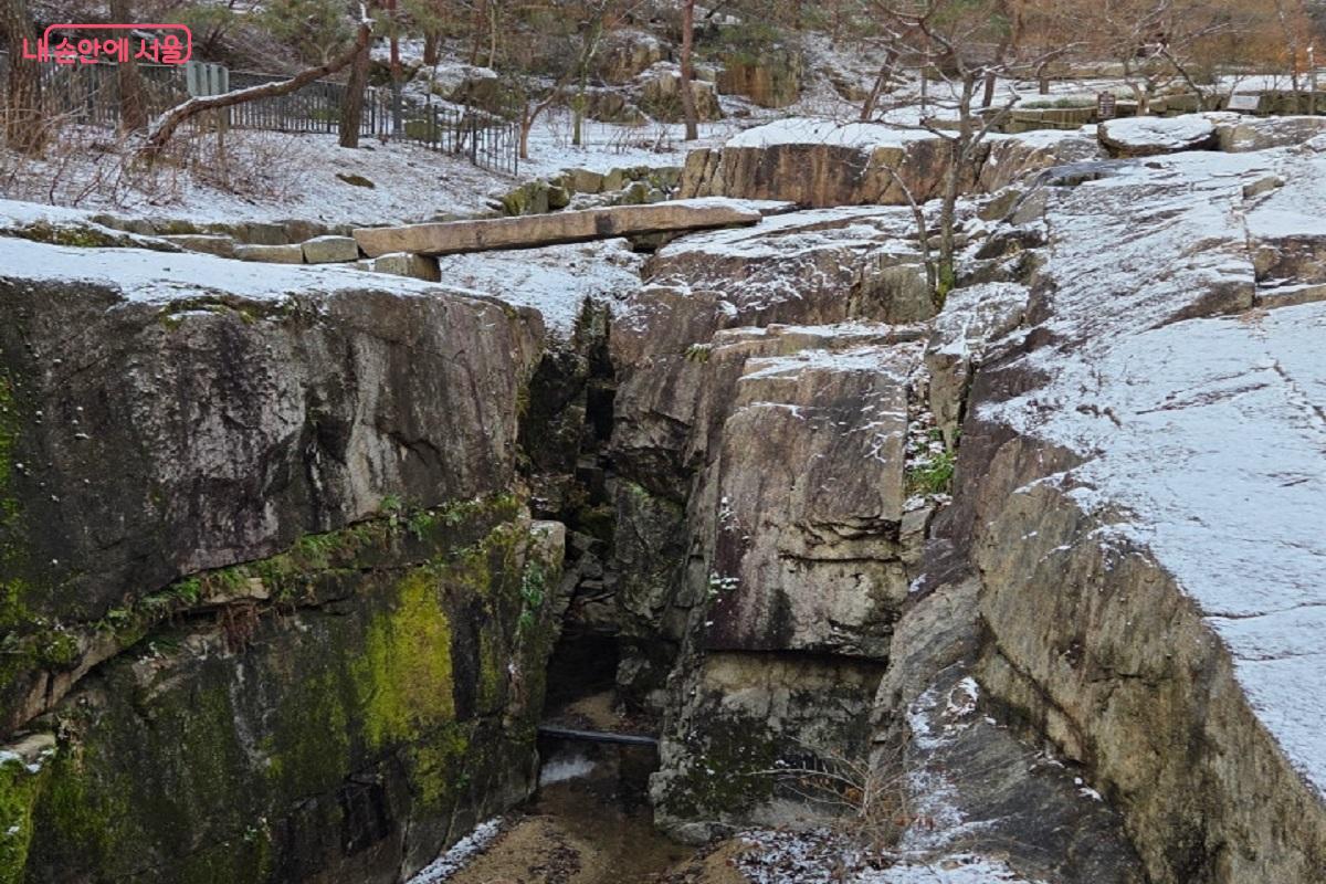 겸재 정선의 화첩 <장동팔경첩>에서 북원한, 계곡을 가로지르는 돌다리인 기린교 &copy;이상돈