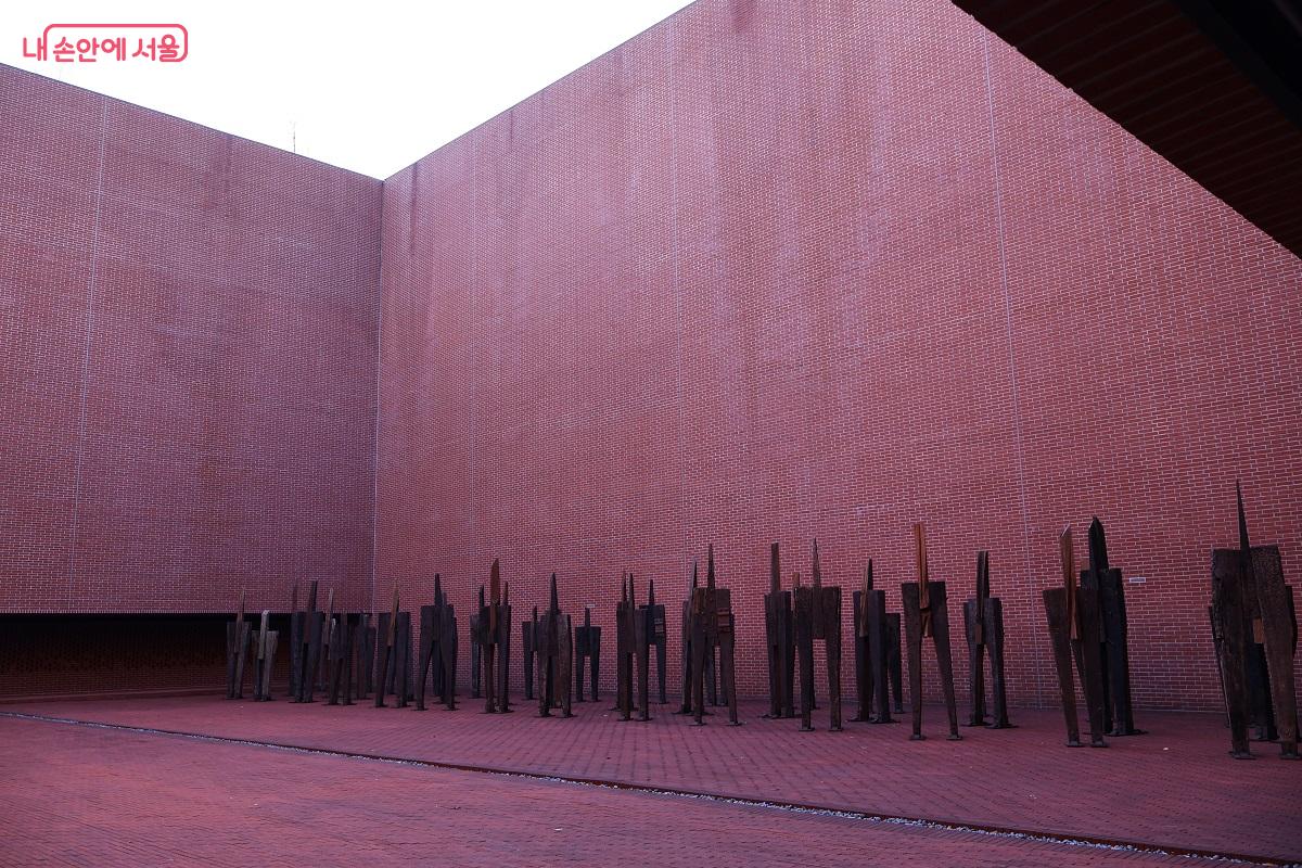 박물관 지하 3층 하늘광장,  정현 作 서있는 사람들 서소문 형장에서 순교하여 성인의 반열에 오른 44인을 형상화한 예술작품 &copy;이봉덕