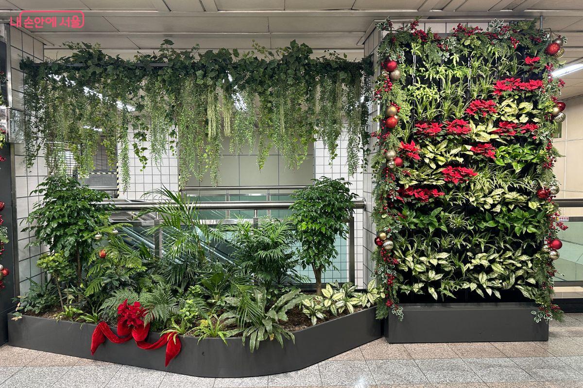 지하철 6호선 삼각지역에서 크리스마스 장식을 볼 수 있다. ©김재형