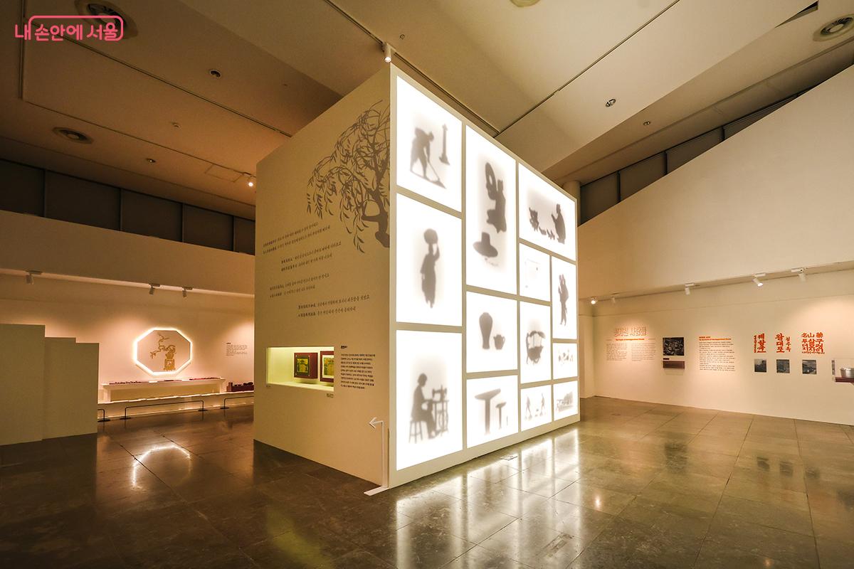 삶과 기억의 만남이라는 주제에 맞춰 잘 구성된 전시장 전경 ©김주연