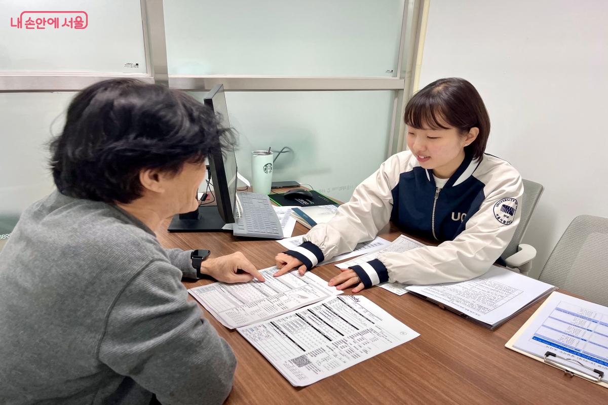 측정한 데이터를 바탕으로 운동 처방을 해 주는 주세영 건강운동관리사 ©이성국