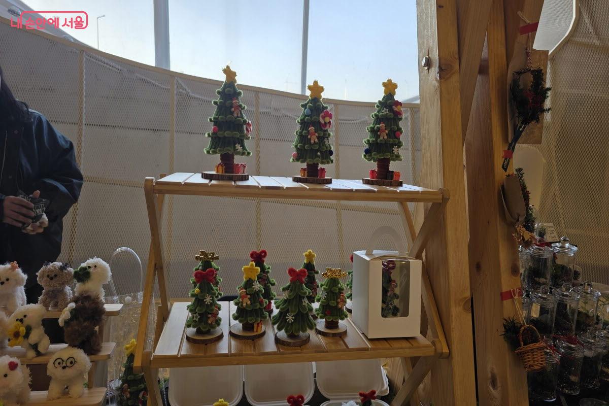 크리스마스 장신구 등이 눈길을 끈다. ⓒ이선미