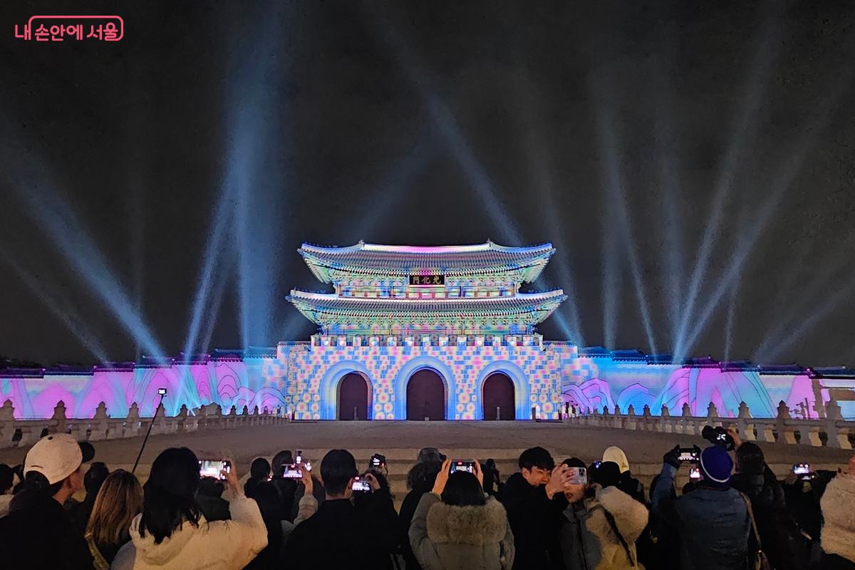 화려한 광화문 미디어파사드 쇼가 매일 밤 펼쳐진다. &copy;권연주