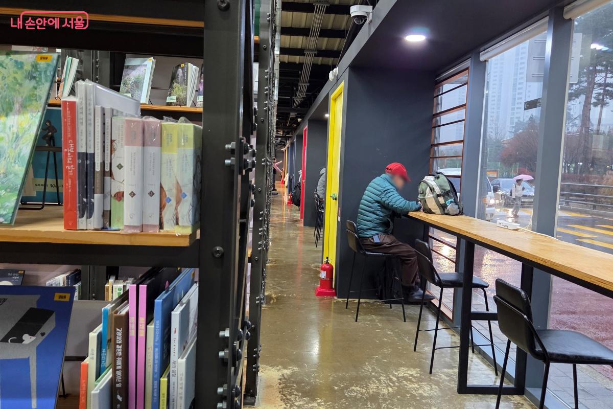 원형 서가를 중심으로 양쪽으로 앉아서 책을 볼 수 있는 공간이 있었다. &copy;김미선