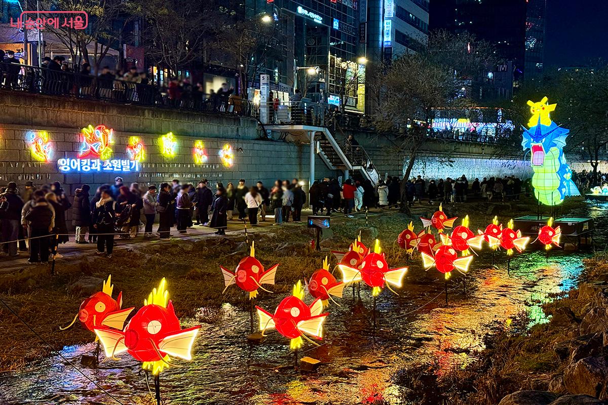 전통 한지로 제작된 100마리의 잉어킹과 갸라도스 전시에 많은 관람객이 모였다. &copy;김미정