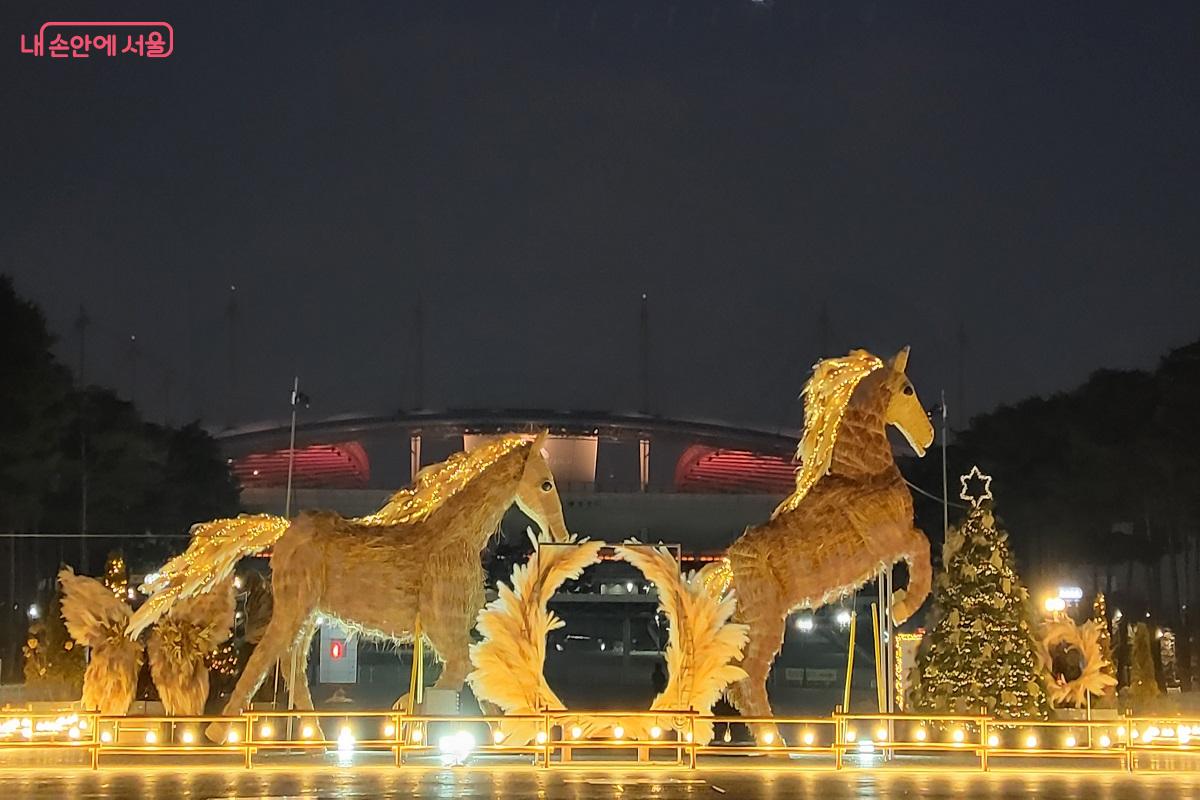 하늘공원 억새 4톤을 재활용해 만든 억새말 형제 조형물 &copy;권수진