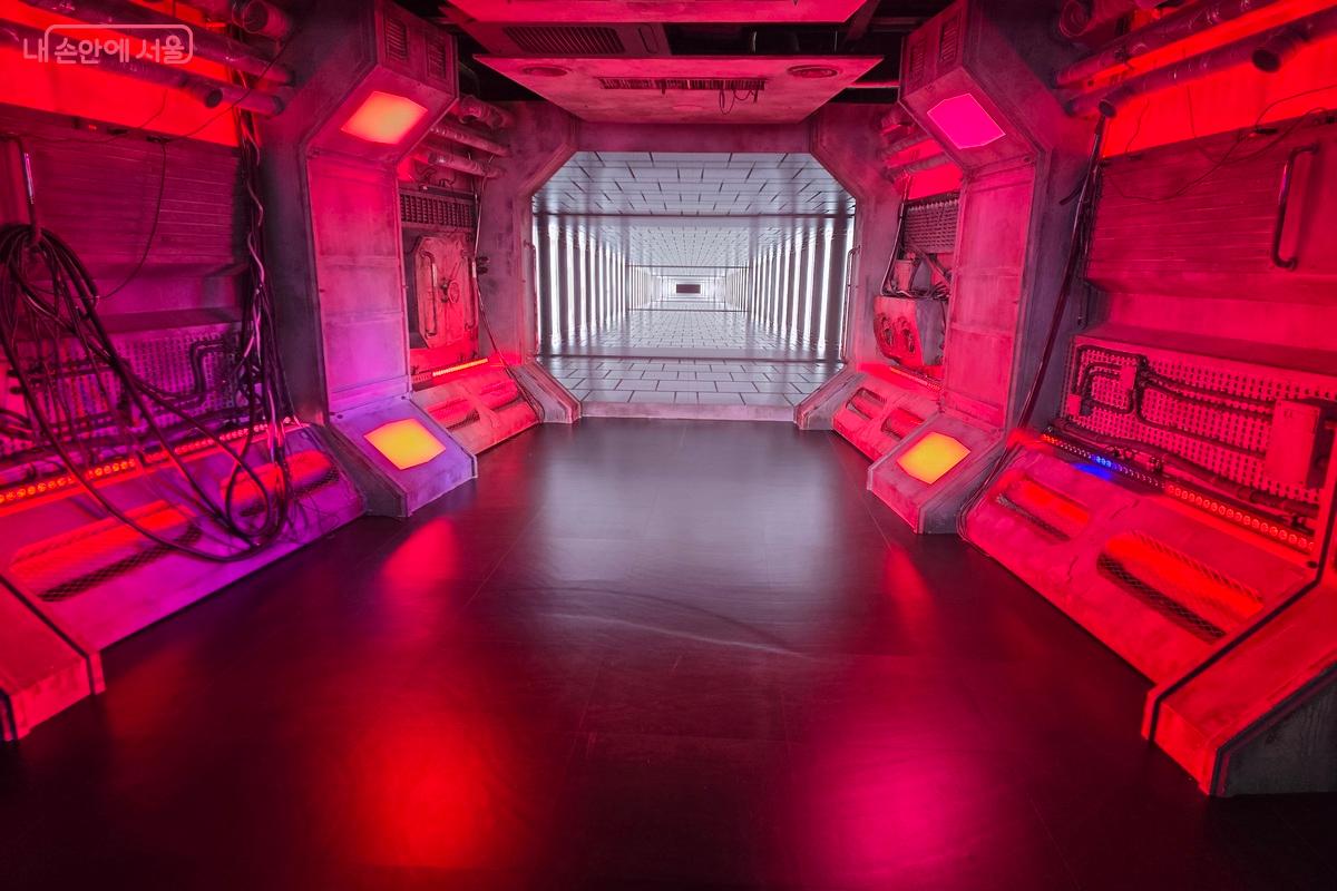 케이팝 크리에이터가 되어 가상 배경 속에서 색다른 나만의 콘텐츠를 만들어 볼 수 있다. &copy;김은주