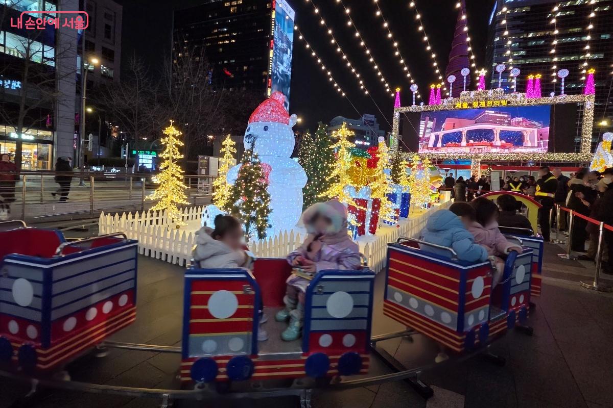 청계천광장의 크리스마스 풍경은 또 하나의 선물 같다. &copy;김미선
