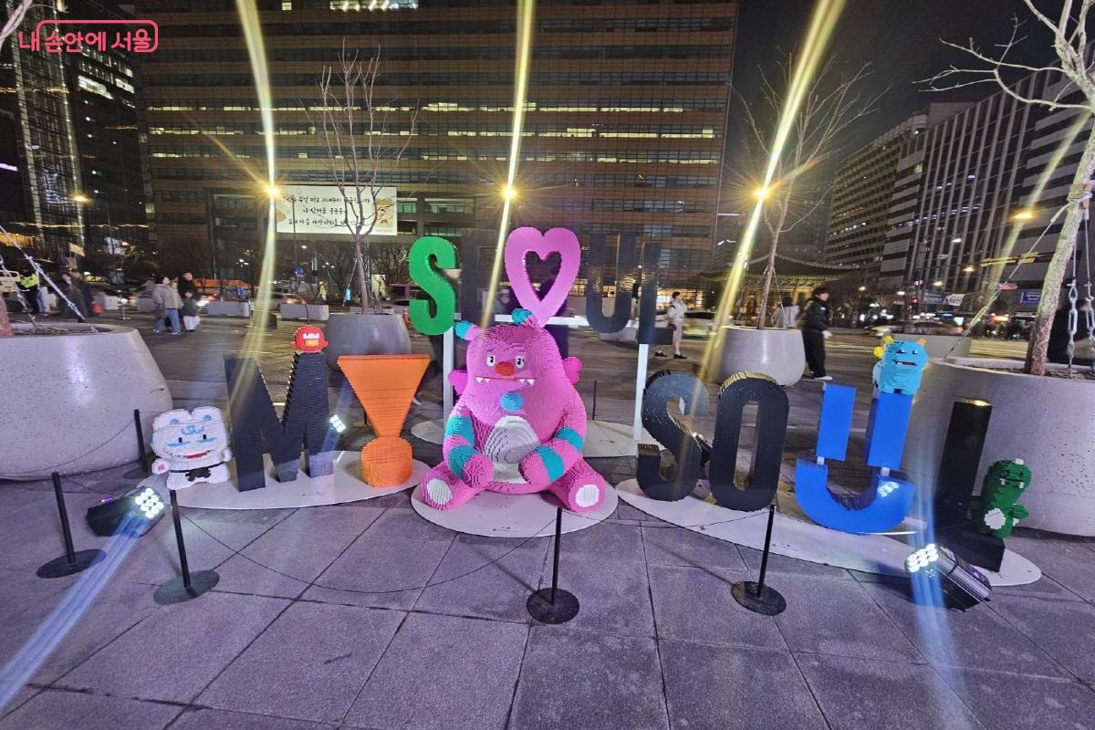 약 10만 개 레고 브릭으로 제작한 ‘해치’와 서울 브랜드 ‘서울마이소울’ 조형물 ©김도희
