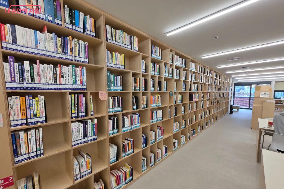 3층은 중학생 이상의 청소년 및 성인을 위한 독서 공간이다.