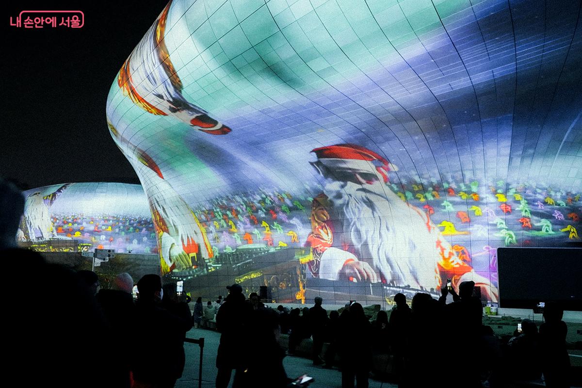 DJ 산타와 힙스터 산타가 EDM의 리듬에 맞춰 디제잉을 펼치는 작품 &lsquo;메리 비트 서울&rsquo; &copy;김아름