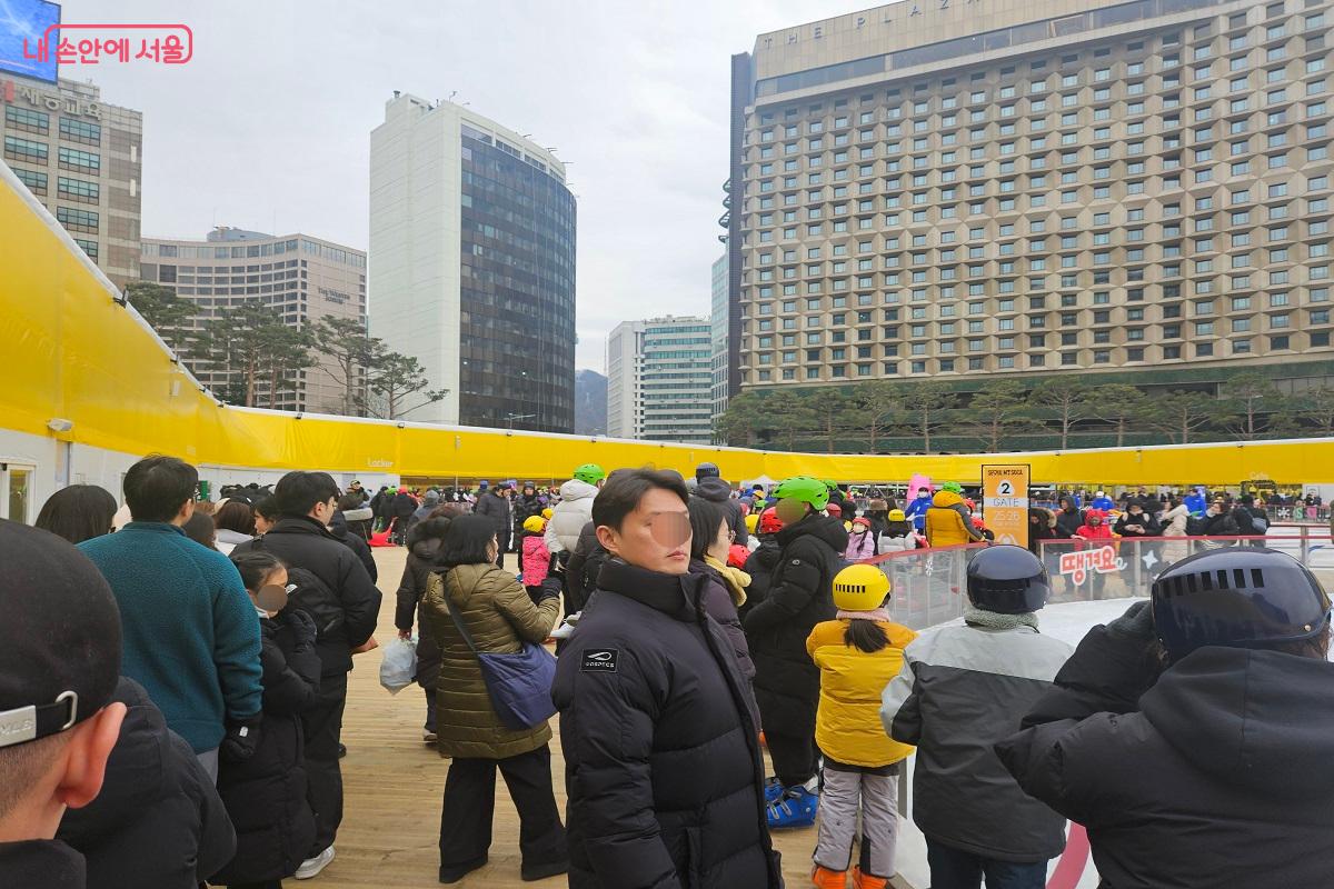 티켓 구입 후 스케이트 대여 대기 줄에 서서 기다리고 있다. &copy;김진호