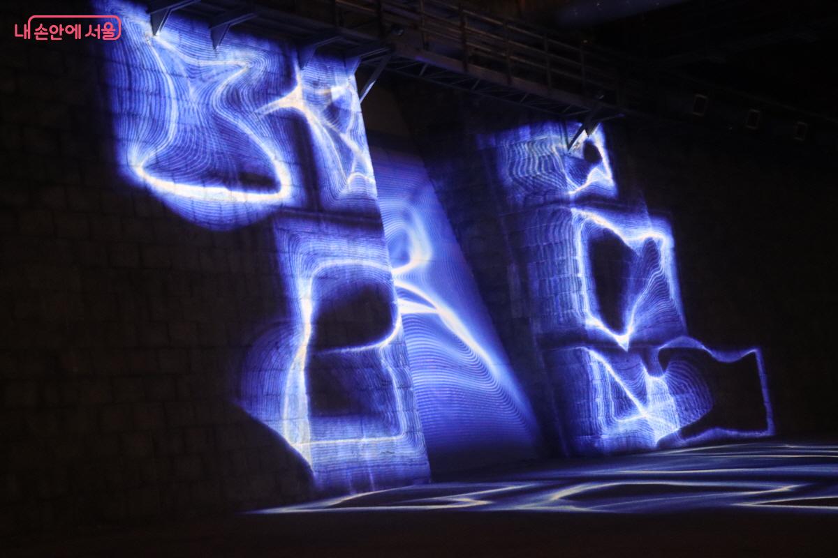 예술, 동행, 매력을 주제로 오후 5시부터 10시까지 전시가 진행된다. ©조수연