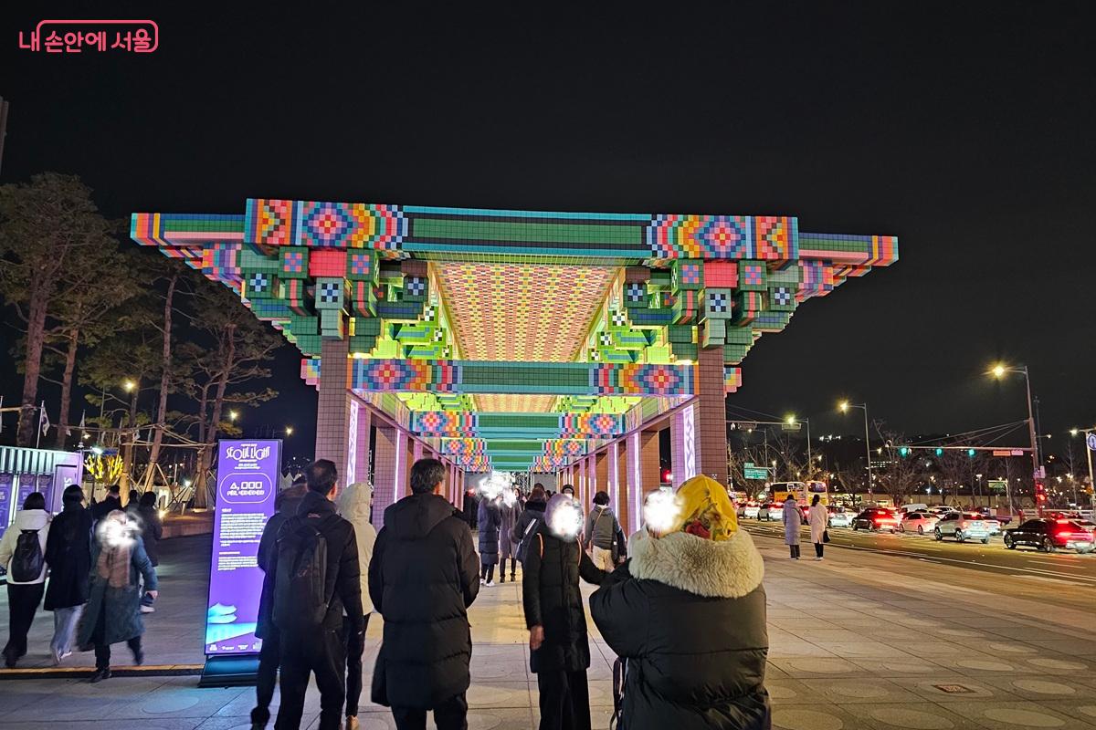 운수대통로 앞에서 사진을 찍는 관광객들 &copy;권연주