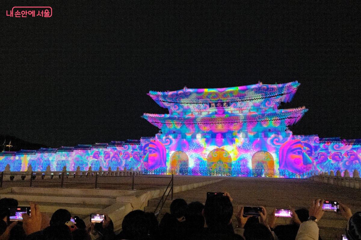 초대형 미디어파사드 공연은 관광객들에게 특별한 추억을 선사한다. &copy;김미선