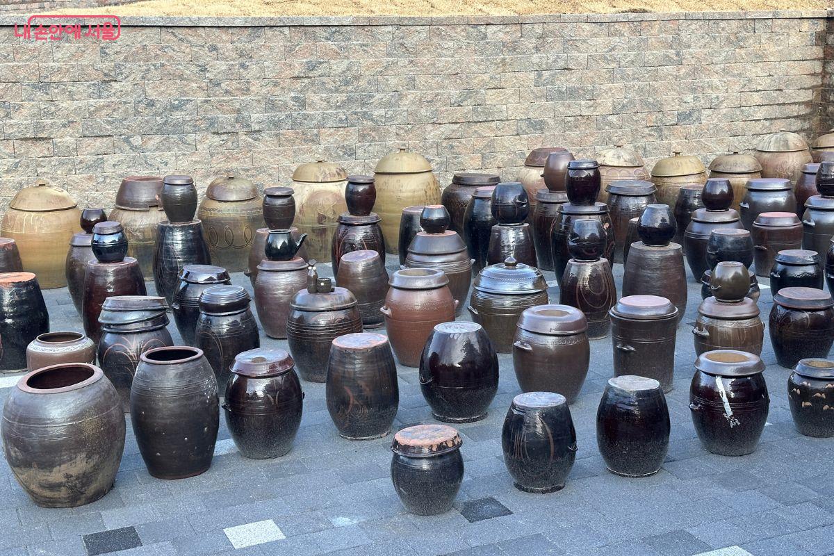 주민들이 기증한 옹기들이 광장 가득 펼쳐져 있다. &copy;김재형