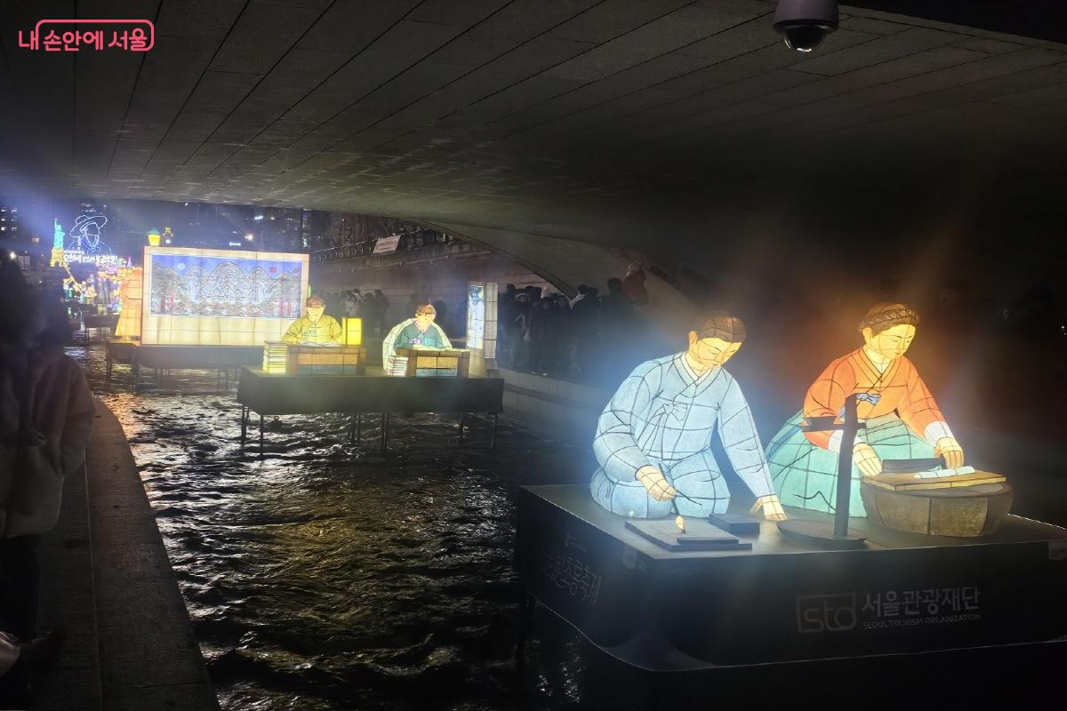 광통교 방향으로 이어지는 &lsquo;시등의 순간&rsquo; 작품 &copy;김도희