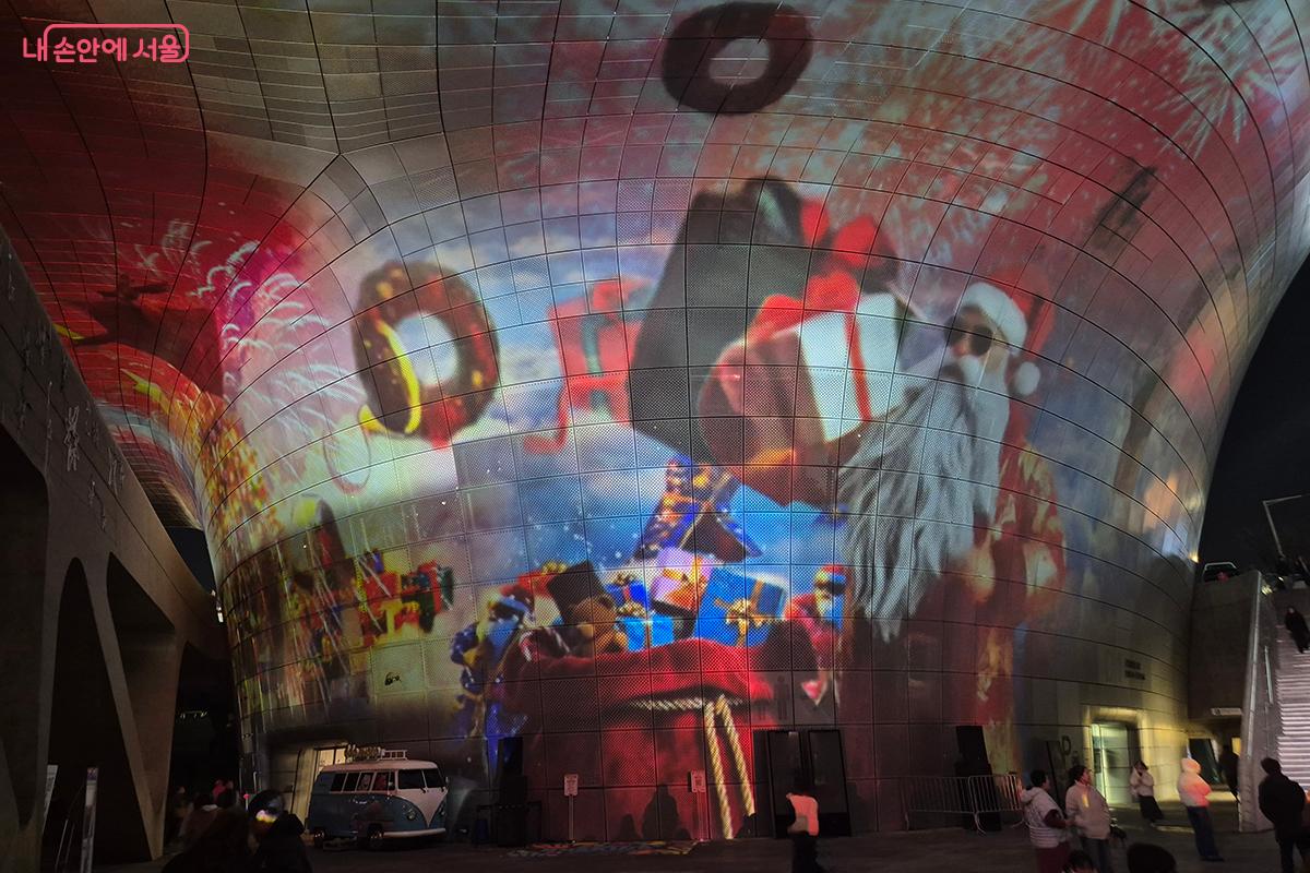 남산타워, 롯데타워, 그리고 DDP 위로 썰매를 탄 산타가 등장하며 도시의 밤을 깨운다. &copy;정향선