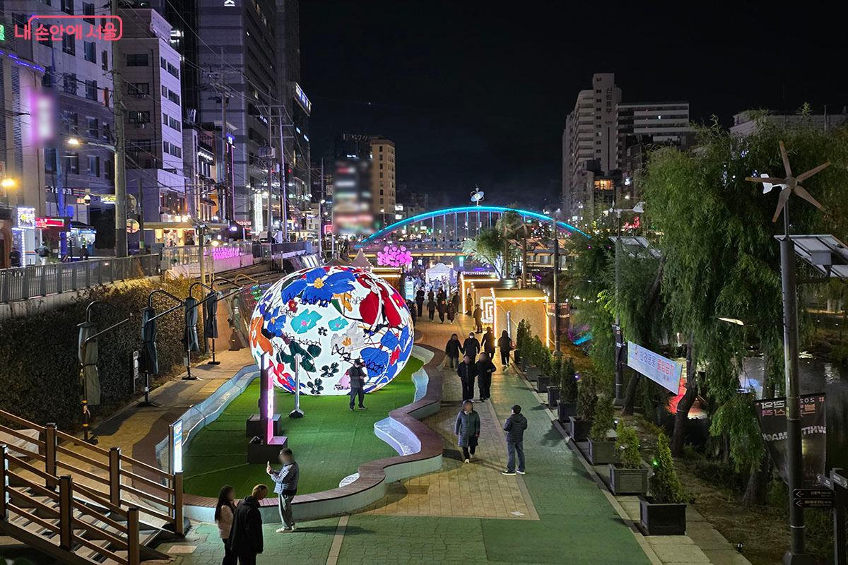 봉림교에서 바라본 '꽃 피는 달', '춤추는 꽃'과 반딧불 정원 ©이정민