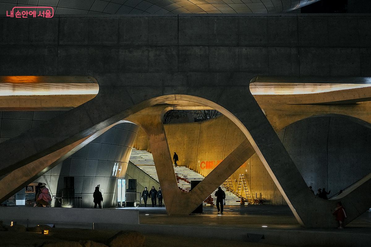 아름다운 조명 덕분에 DDP에서의 밤 산책이 즐겁다. &copy;김아름