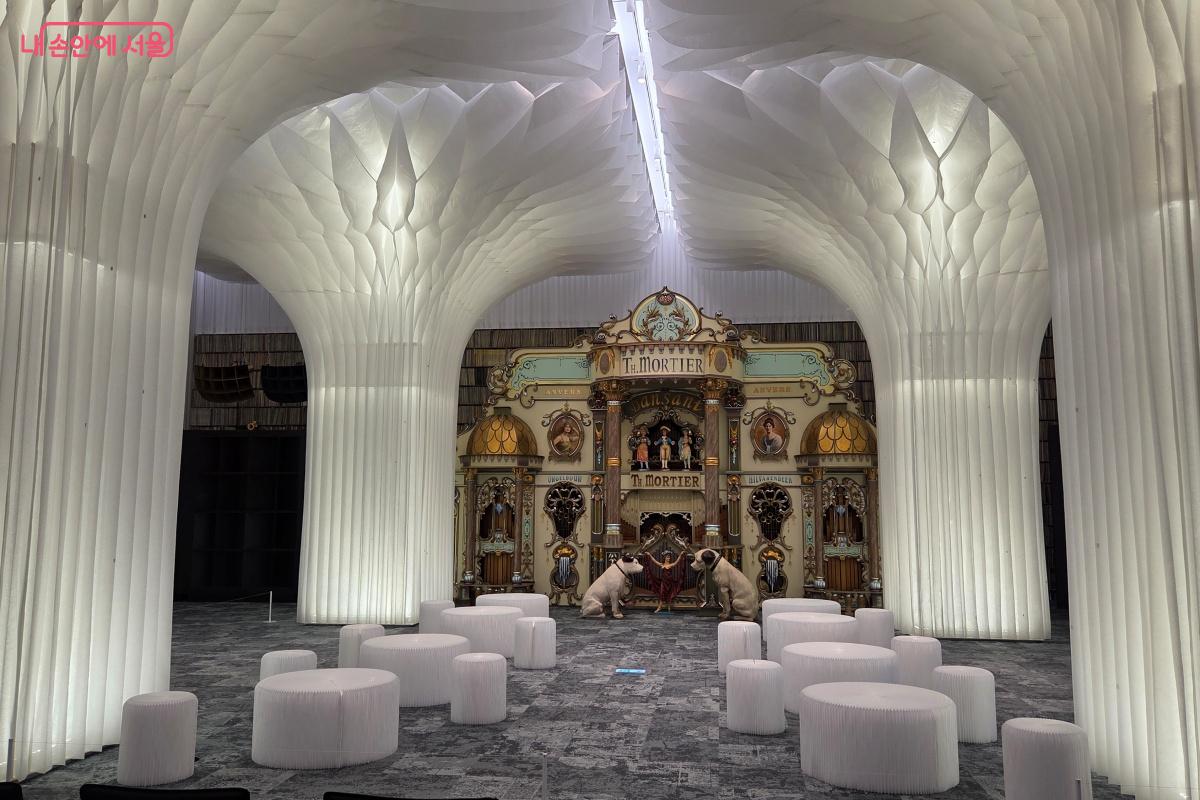 패브릭 자재를 활용한, 꽃잎이 펼쳐진 듯한 공간이 몽환적인 분위기를 자아낸다. &copy;김미선