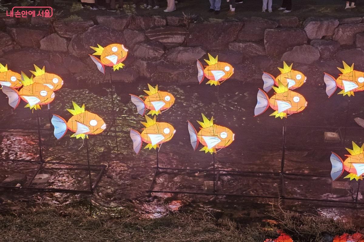 청계천 물길을 따라 이어진 잉어킹 &copy;김도희 