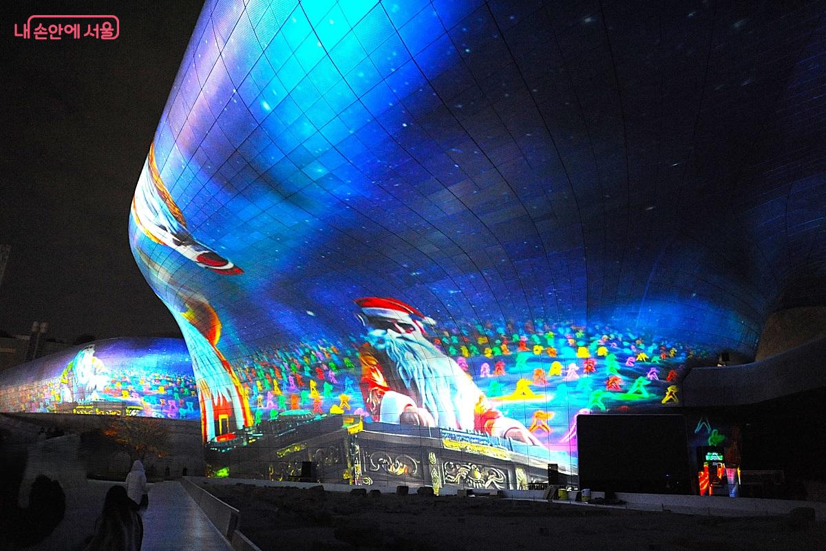  DJ 산타가 비트를 울리고 하늘에서는 크리스마스 파티가 시작된다. &copy;조수봉