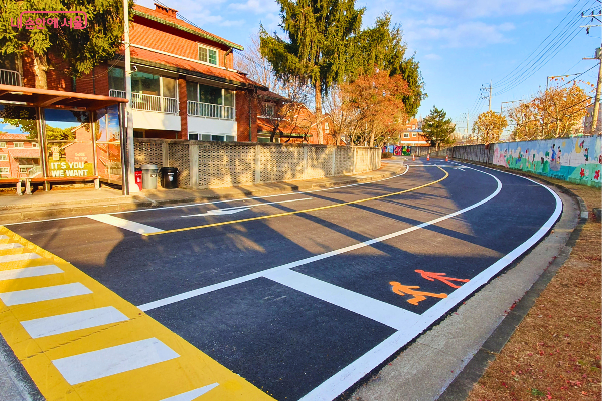 이국적인 건물을 끼고 시원하게 뻗은 신설 러닝 트랙 &copy;양정화