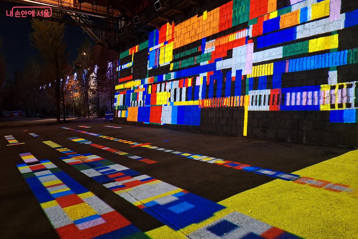 한강 다리 아래 49m에 달하는 벽면과 바닥면을 가득 채운 대형 미디어파사드의 빛의 향연 ©정향선