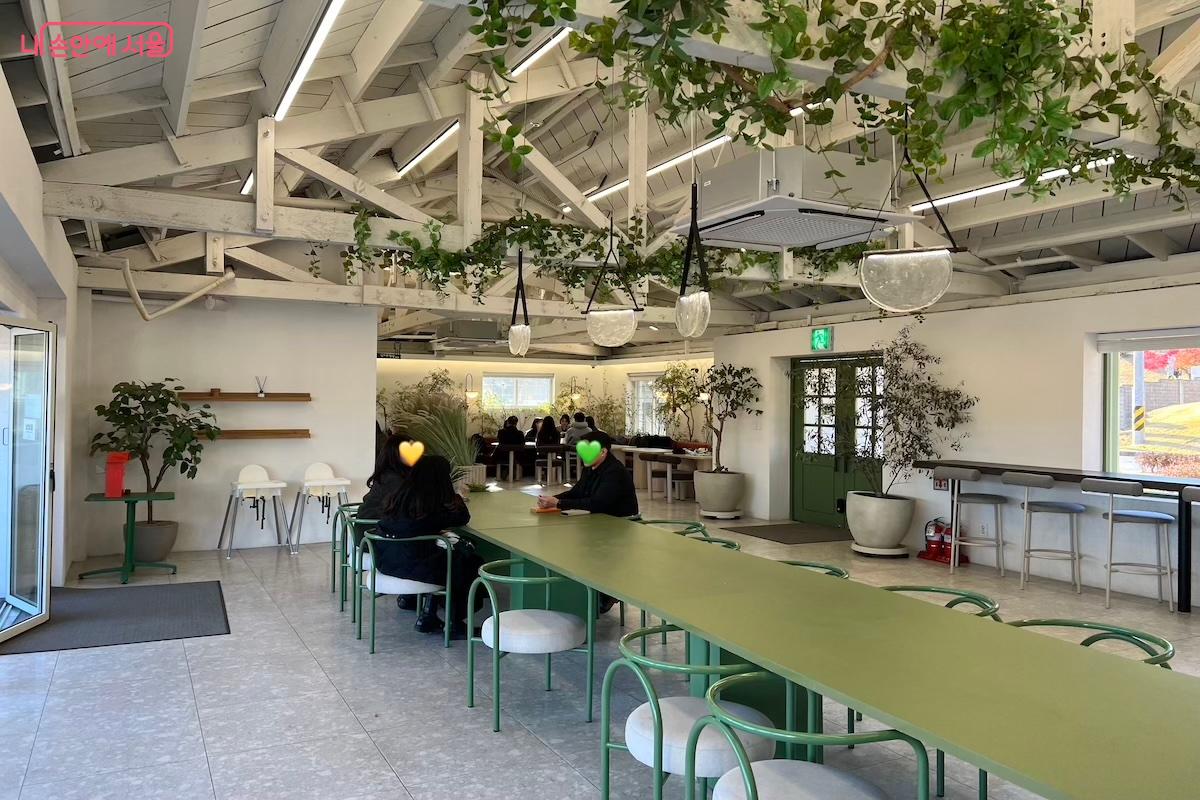 음료와 간식을 즐길 수 있는 카페 ©김수겸