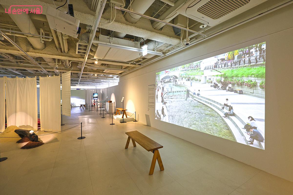 3층에서 다른 전시를 함께 감상할 수 있다. ©김주연