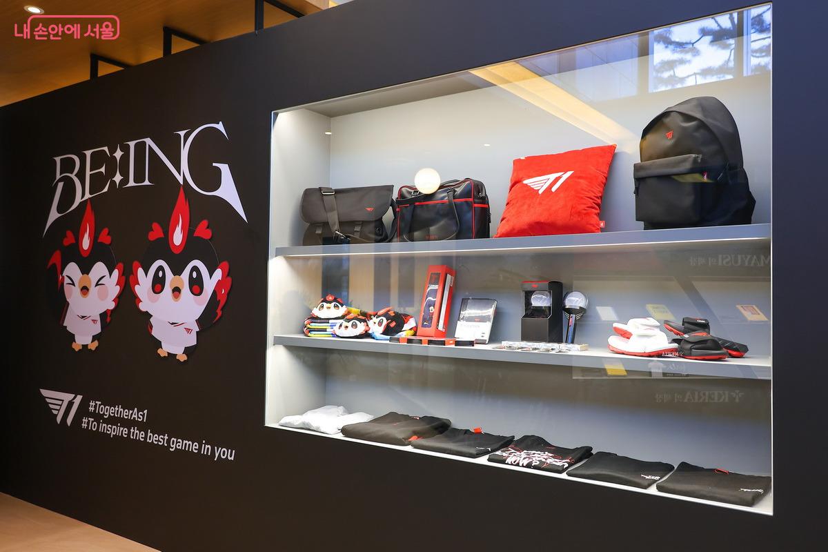 펭귄을 모티브로 한 캐릭터와 선수별 굿즈를 선보이고 있다. ©박성환